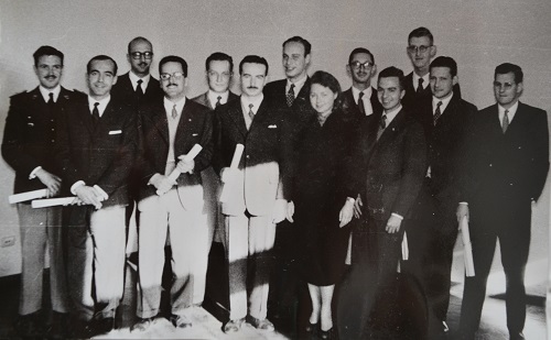 Verónica Grunfeld y sus compañeros de la 1º Promoción de egresados del entonces Instituto de Física. Créd.: Archivo Hco. CAB-IB.