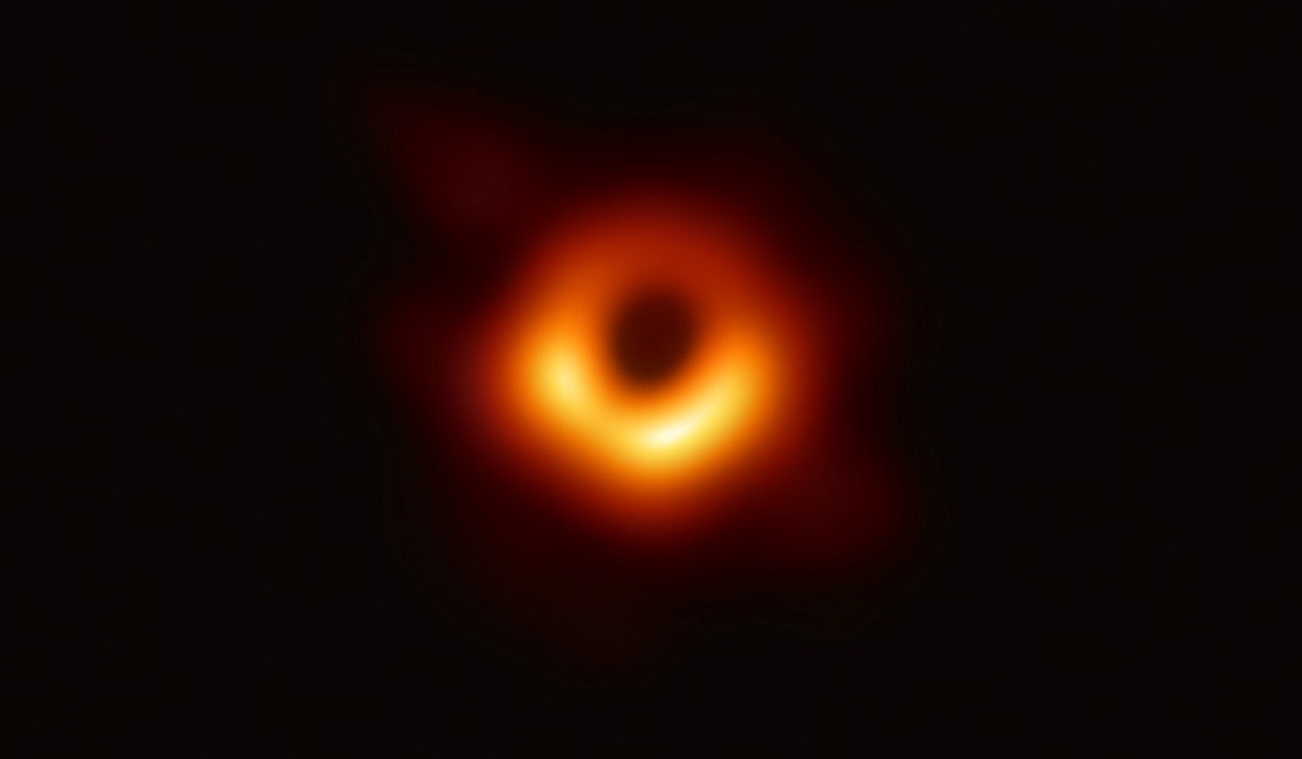 Un agujero negro captura la mirada del mundo entero
