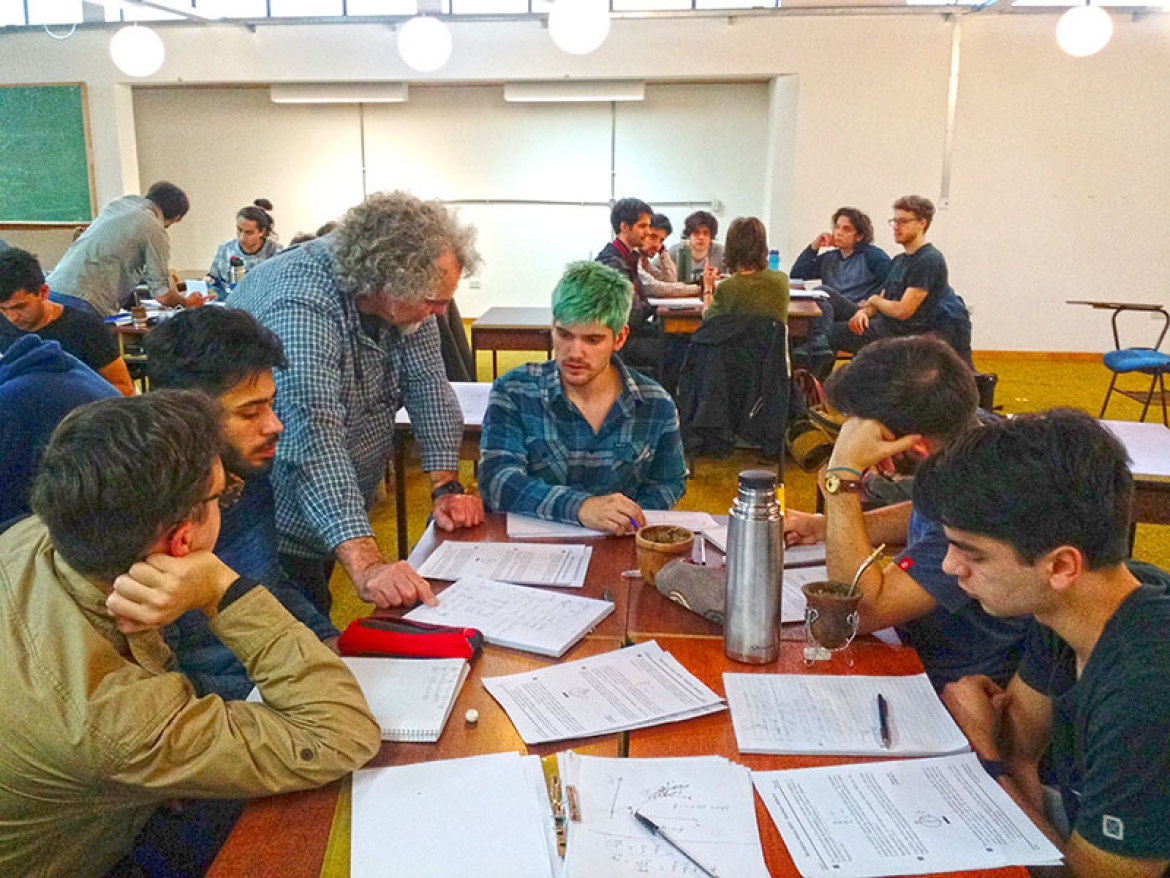 Un grupo de estudiantes consultan con el profesor de física. Crédito Prensa IB.