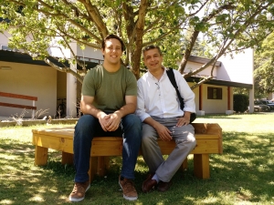 Gianluca Chiesa Pastor y Jorge Lugo debajo de la sombra del retoño del manzano de Newton, en el campus del IB. Crédito: Prensa Instituto Balseiro