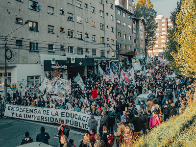 La comunidad del Instituto Balseiro participó en la Marcha Nacional por la defensa de la educación pública