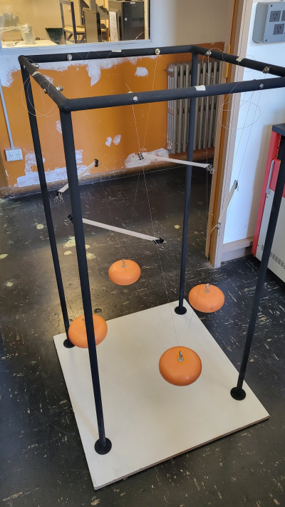 Sistema pendulos acoplados.jpg