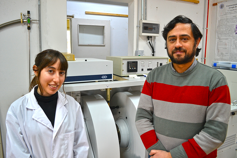 La joven física junto con Emilio De Biasi, su director de tesis de Maestría. Crédito Laura García Oviedo / Prensa IB.