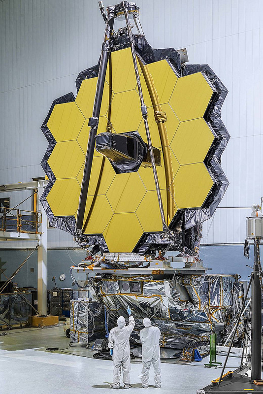 El telescopio James Webb, entre cables y más cables. Crédito: NASA