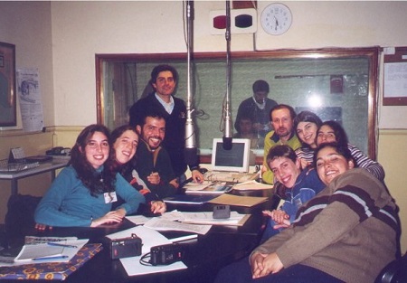 En la visita a Radio Nacional, junto al docente y locutor Aníbal Blanco. Créd. Gentileza.