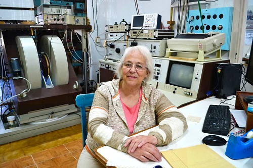 La docente e investigadora, en el Laboratorio de Resonancias Magnéticas del CAB. Créd.: LGO/ Prensa IB.