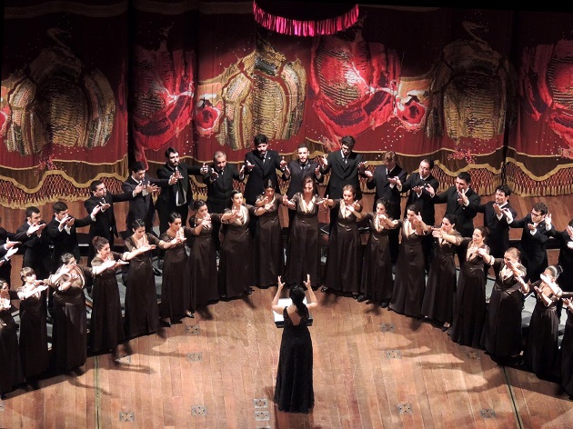Imponente, el Coro Universitario de Mendoza en un concierto que brindó en el Teatro Colón. Crédito Gentileza CUM.