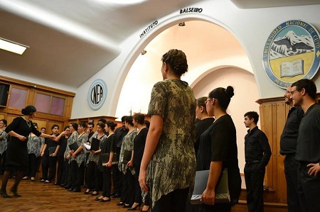 El Coro Universitario de Mendoza emocionó con su música al público de Bariloche