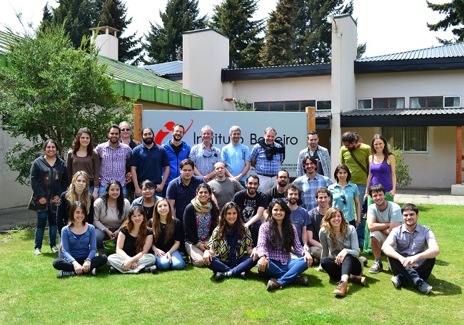 En esta foto, se reunió a los 25 alumnos con varios de los especialistas que fueron sus docentes durante toda la cursada de un mes de duración (Crédito: Prensa Instituto Balseiro).