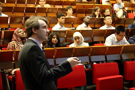 En conferencia, ante una audiencia internacional en el ICTP (Crédito ICTP).
