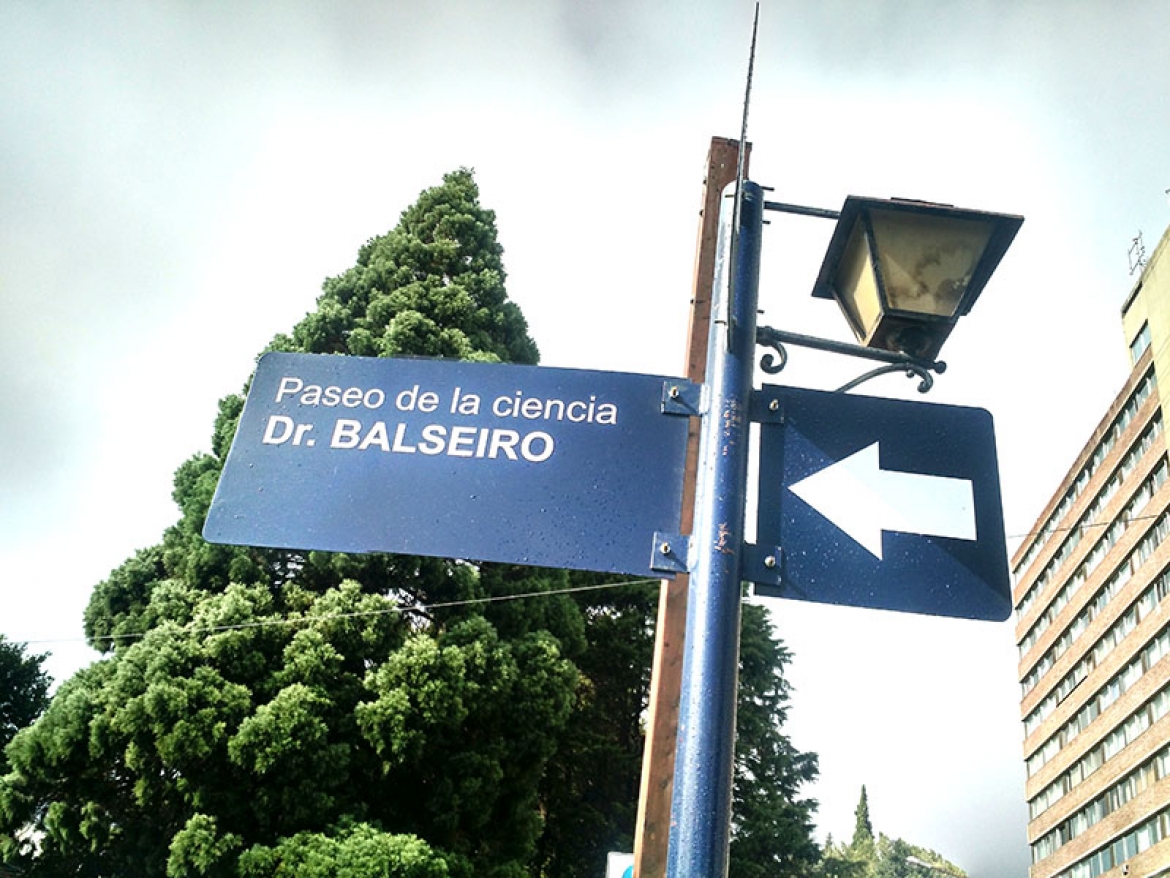 La calle &quot;Paseo de la ciencia Dr. Balseiro&quot; bordea tres lados de la plaza del Centro Cívico de Bariloche. Crédito Laura García Oviedo / Prensa IB.