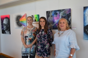 La artista Regina Donnantuoni (medio) acompañada por Christina Martínez y Marisa Velazco Aldao. Crédito Prensa Instituto Balseiro.
