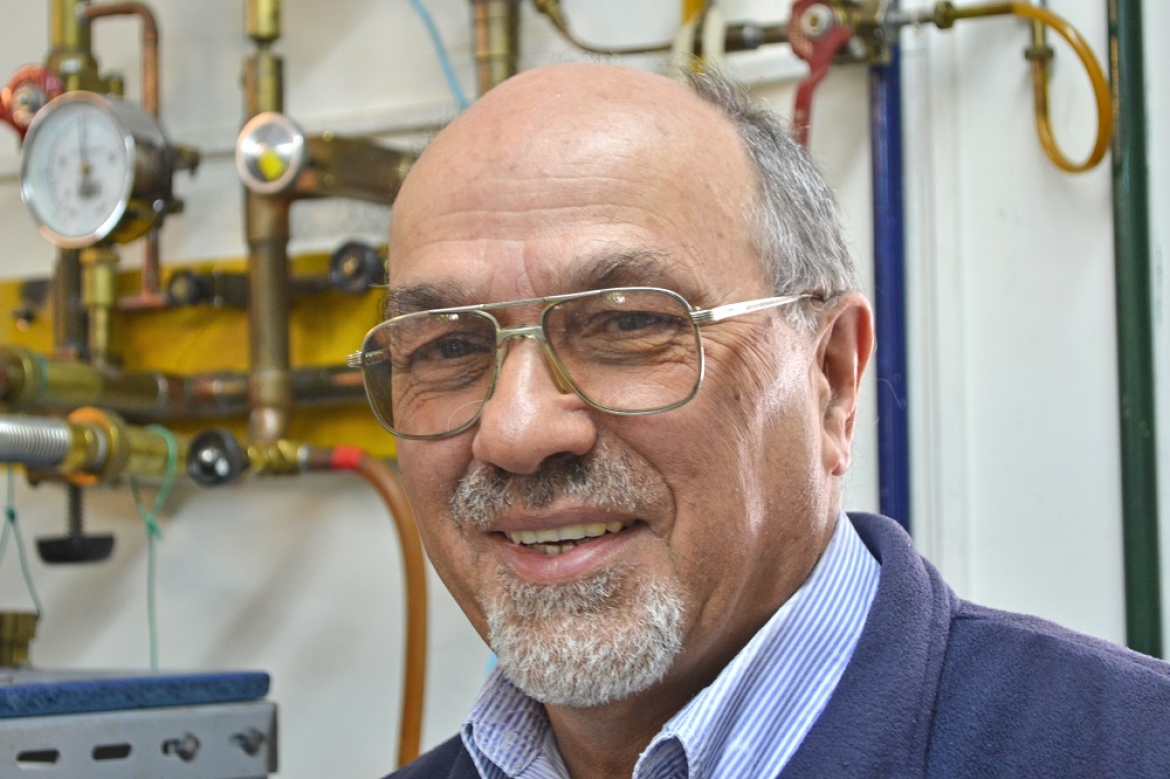 Julián Sereni, en el Laboratorio de Bajas Temperaturas del CAB. 