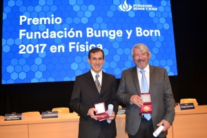 Los doctores en Física Gonzalo Torroba y Carlos Balseiro, premios Estímulo y Trayectoria de la Fundación Bunge y Born 2017.