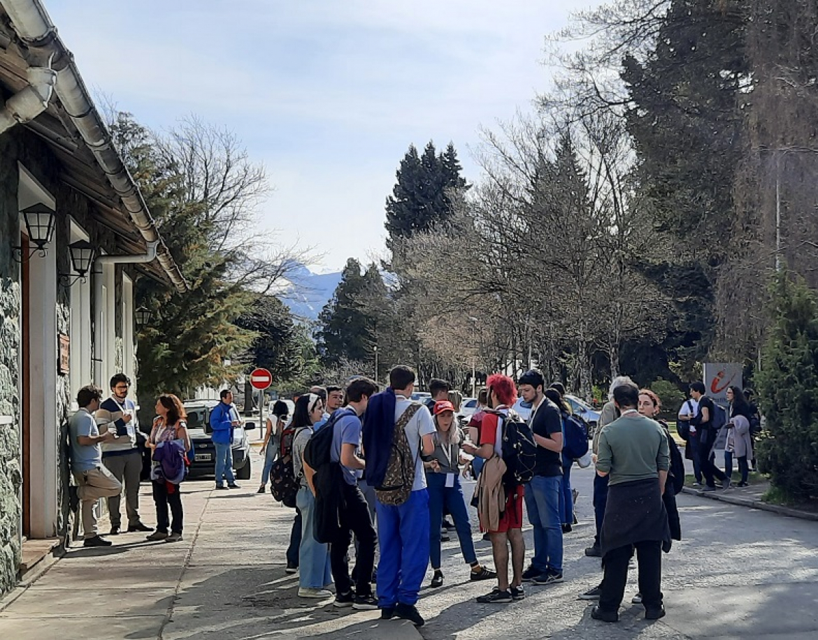 Más de 650 investigadores de la física se reunieron en Bariloche