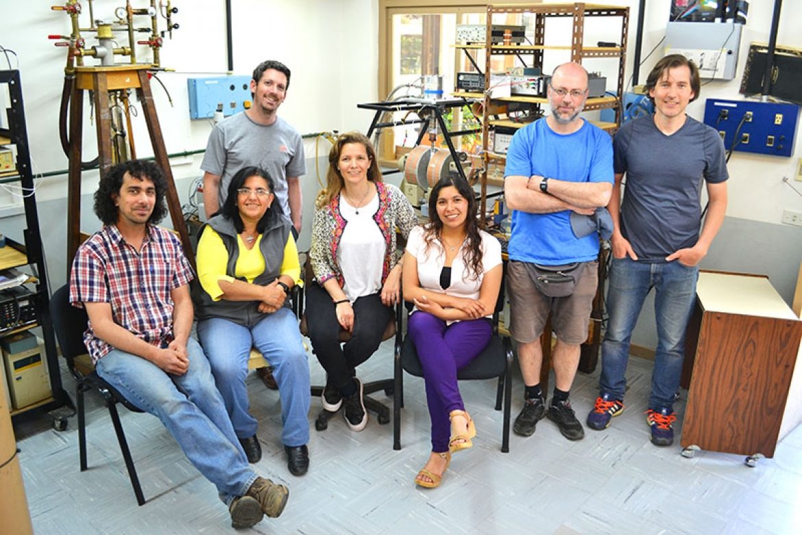 Yanina Fasano (en el centro) con sus colegas del Laboratorio de Bajas Temperaturas. Crédito Laura García Oviedo / Prensa Instituto Balseiro
