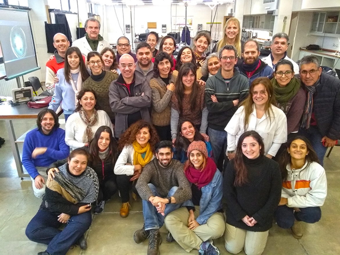 El grupo de participantes del CFC 2018 en el Laboratorio de Física Experimental - Crédito Laura García Oviedo Prensa Instituto Balseiro