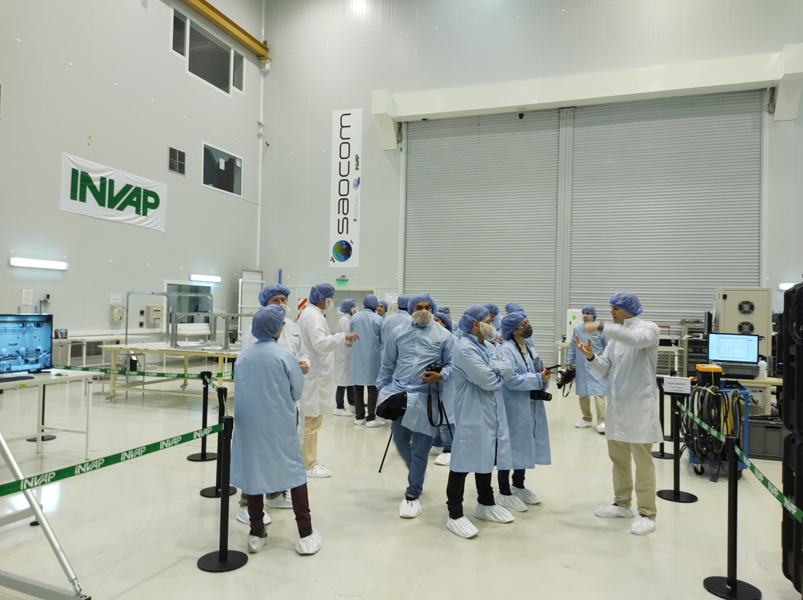 Visita a INVAP: entre satélites, radares y reactores