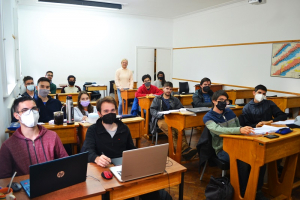 Estudiantes de la Licenciatura en Física en un aula del Pabellón Guido Beck. Crédito Prensa IB.