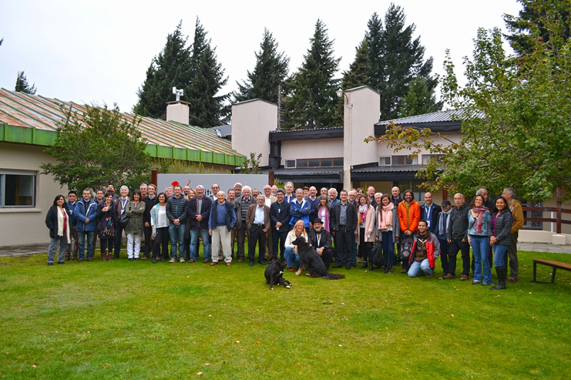 Colegas, ex alumnos y amigos de Carlos Balseiro, en un encuentro homenaje realizado en Bariloche. Crédito: Laura García Oviedo.