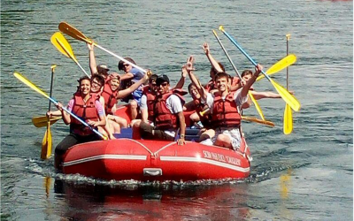 RAFTING EN EL RÍO LIMAY: LOS ESTUDIANTES DEL BALSEIRO VIVIERON UNA JORNADA RECREATIVA CON AGUA Y SOL