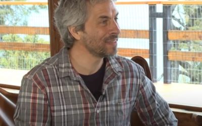 ENTREVISTA A ALEJANDRO FAINSTEIN: “DESARROLLAMOS UN SISTEMA HÍBRIDO QUE GENERA DE MANERA ESTIMULADA Y MUY EFICIENTE SONIDO MONOCROMÁTICO Y COHERENTE” / SERIE “CLASES SOBRE PAPERS”