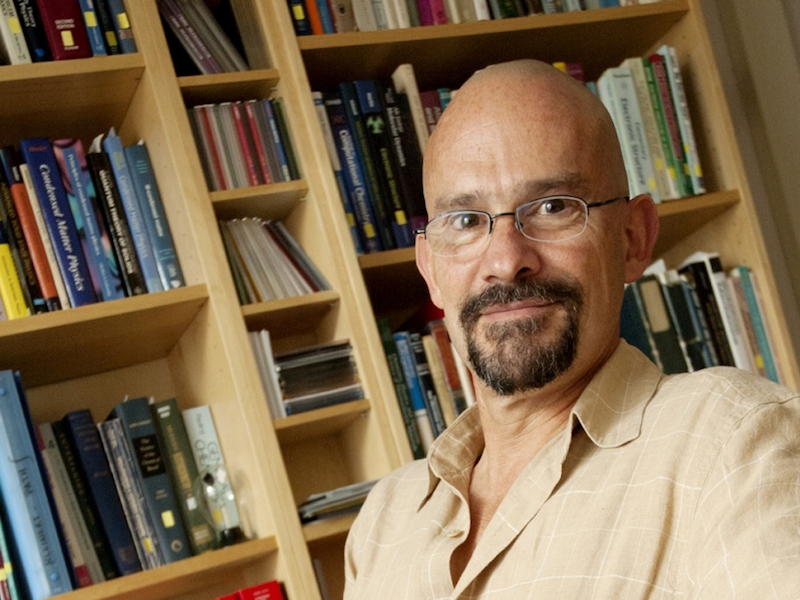 ENTREVISTA A JORGE SOFO, FÍSICO DE MATERIA CONDENSADA: “QUE ME PAGASEN POR ESTUDIAR EN EL BALSEIRO FUE ALGO ÚNICO.”