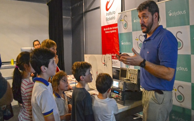 LOS EXPERIMENTOS DEL BALSEIRO ASOMBRARON EN LA FERIA DEL LIBRO