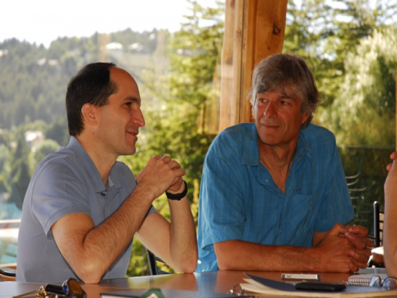 Entrevista a Juan Martín Maldacena y Gerardo Aldazabal. “Las cosas que son fáciles de calcular en la teoría de cuerdas son muy difíciles de medir” -parte II.