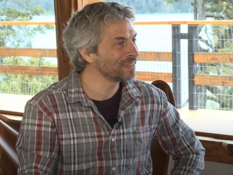 ENTREVISTA A ALEJANDRO FAINSTEIN: “DESARROLLAMOS UN SISTEMA HÍBRIDO QUE GENERA DE MANERA ESTIMULADA Y MUY EFICIENTE SONIDO MONOCROMÁTICO Y COHERENTE” / SERIE “CLASES SOBRE PAPERS”