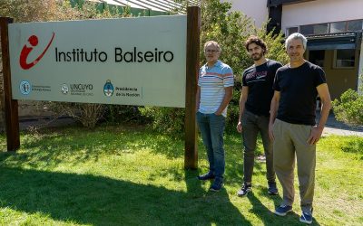 Con ondas acústicas logran controlar estados híbridos de luz y materia